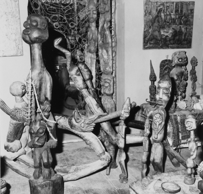 Sculpturen in het huis van Susanne Wenger