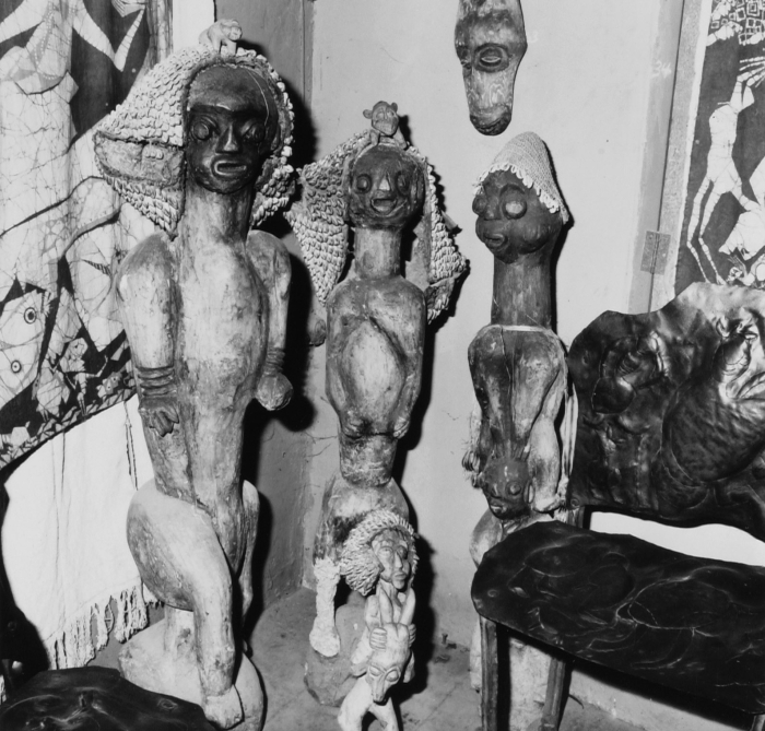 Sculpturen in het huis van Susanne Wenger